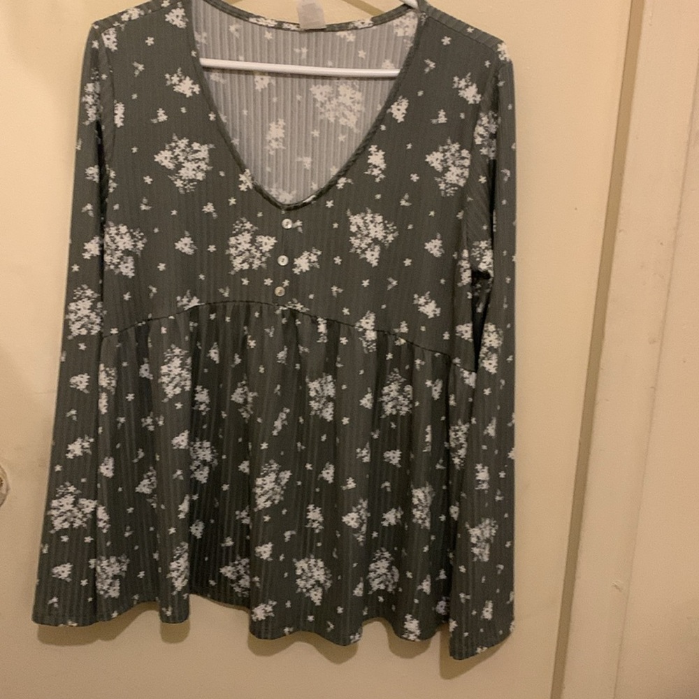 Vanilla Bay, women’s long sleeve babydoll style top, size Large.